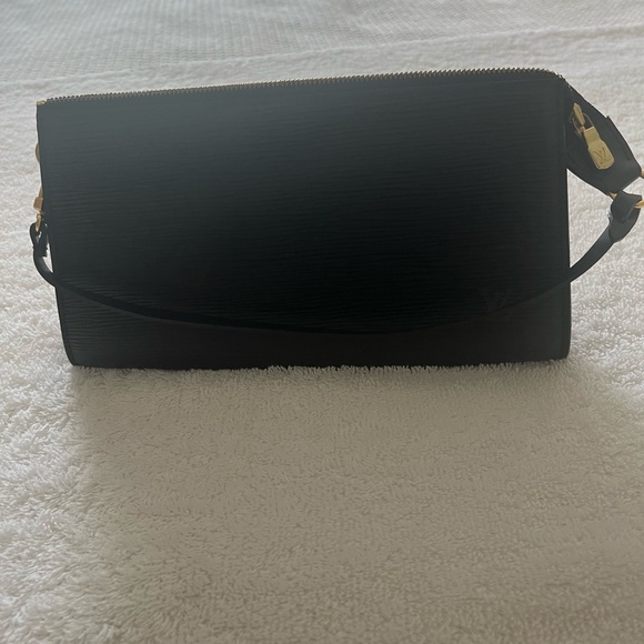 Louis Vuitton Epi Leather pouchette. Excellent condition! - Picture 4 of 6